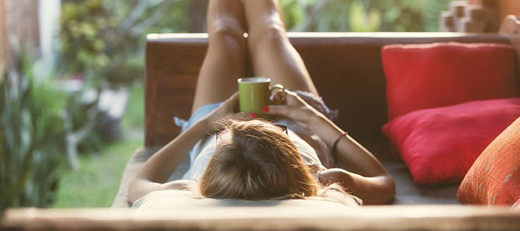 Foto entspannte Frau auf Sofa liegend